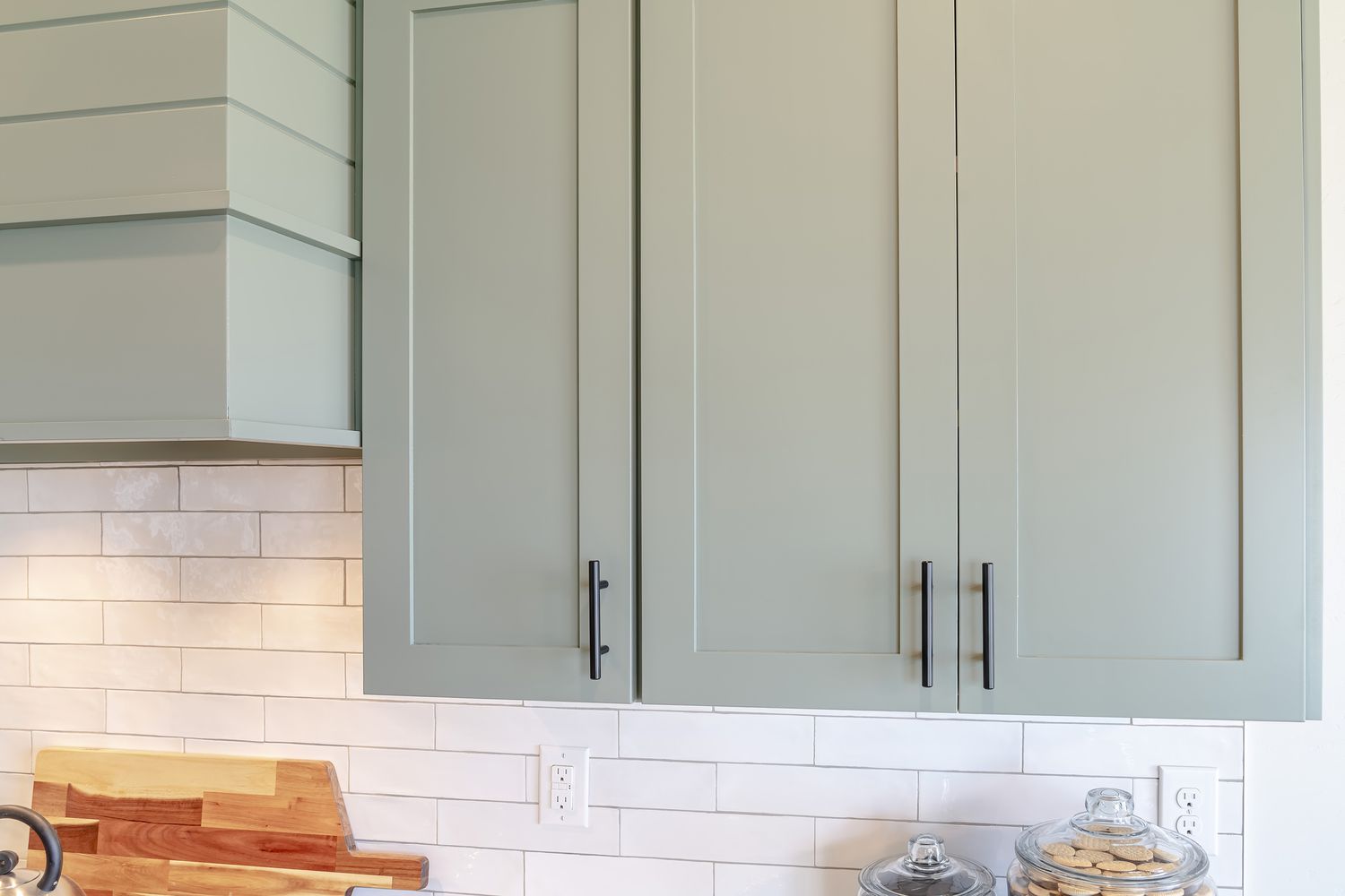 where to install kitchen cabinet knobs?