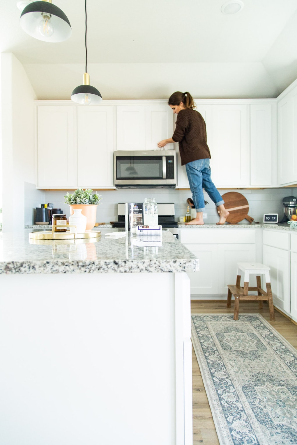 are white kitchen cabinets hard to keep clean?