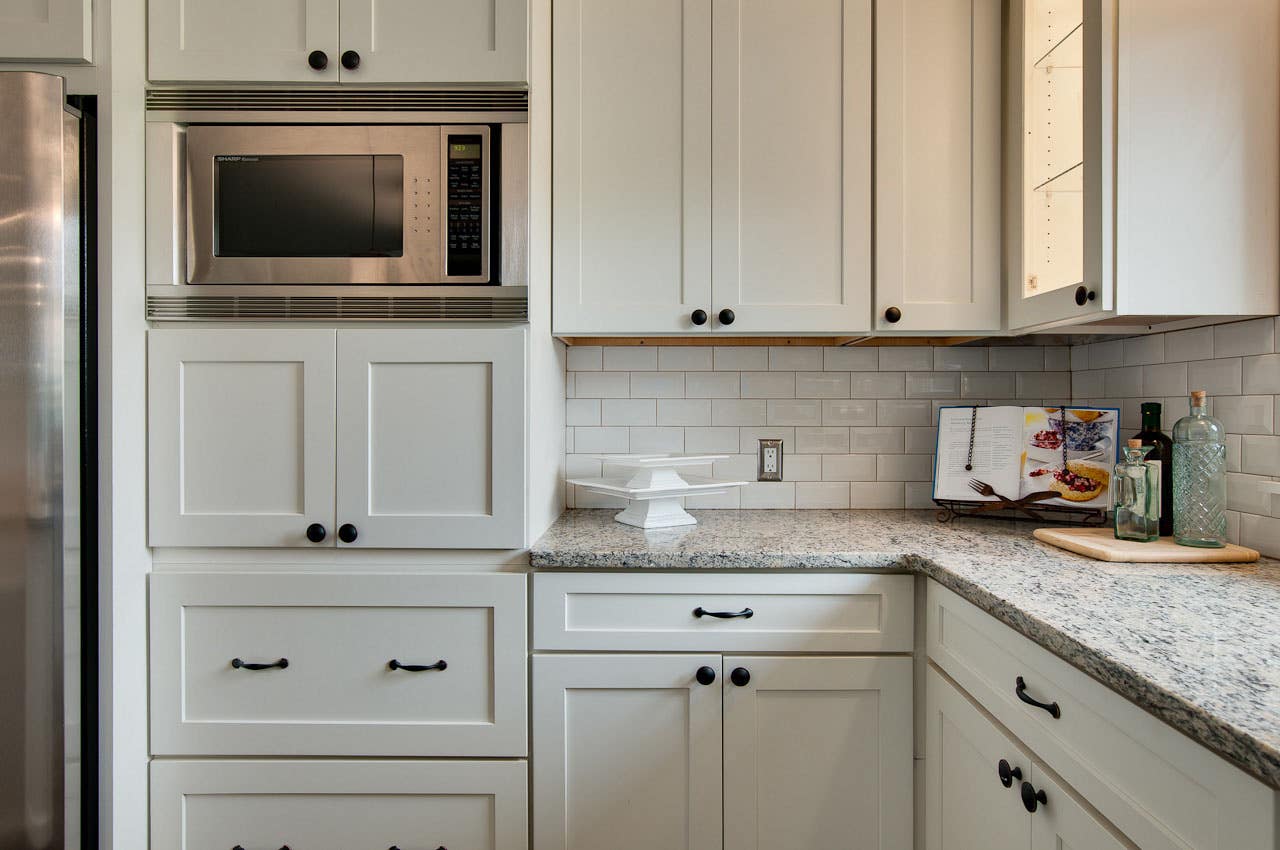 where to install kitchen cabinet knobs? 2